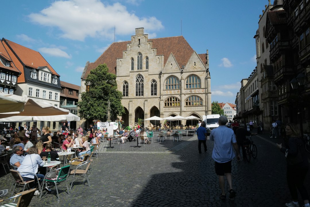 Menschen in einer historischen Altstadt als Symbolbild für den Arnsberger Mittelalter Herbst