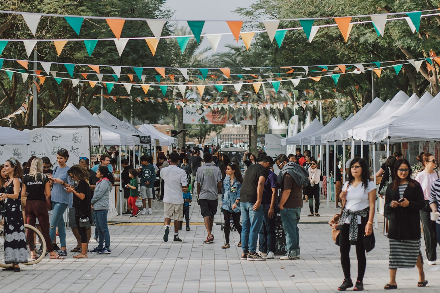 Besucher zwischen Marktständen bei einem Straßenfest – Symbolbild für den Bünder Zwiebelmarkt
