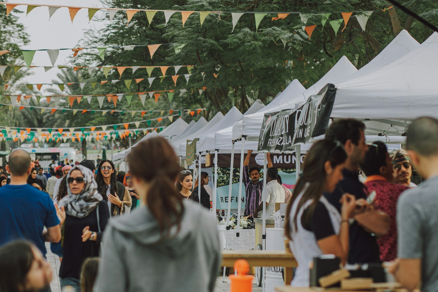 Menschen an einem Marktstand – Symbolbild für Stadtfest und Jahrmarkttreiben in Bünde