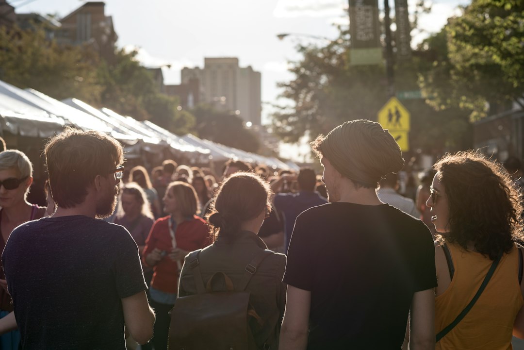 Viele Menschen auf einer belebten Straße – Symbolbild für ein Stadtteilfest