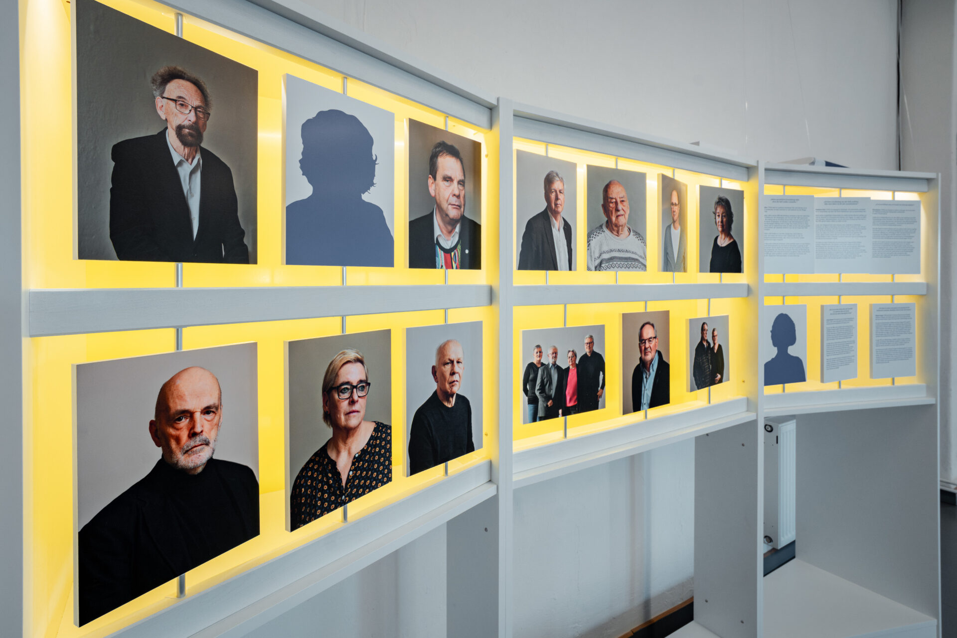 Die Zeitzeugen im Mittelpunkt_20 Menschen und ihre Biografien, aus der Ausstellung “Leben nach der Haft. Ehemalige politische Gefangene der DDR berichten”, Foto Menschenrechtszentrum Cottbus e.V.