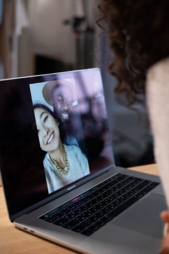 Freunde unterhalten sich per Videoanruf