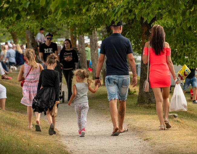 Familie bei einem gemeinsamen Ausflug im Park