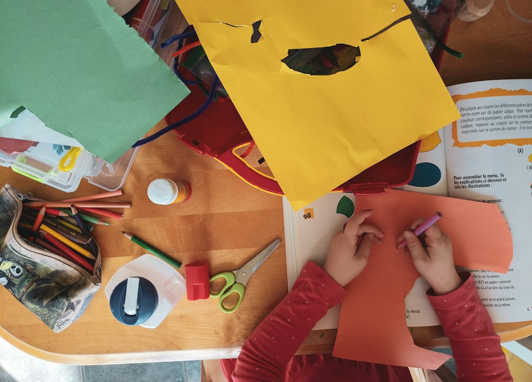 Kinder bei einer kreativen Bastelaktivität
