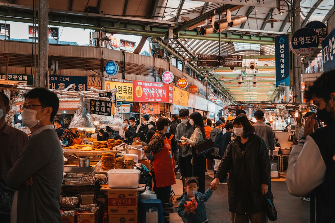 Besucher auf einem Lebensmittelmarkt als Symbolbild für das GenussFest Hamm 2026