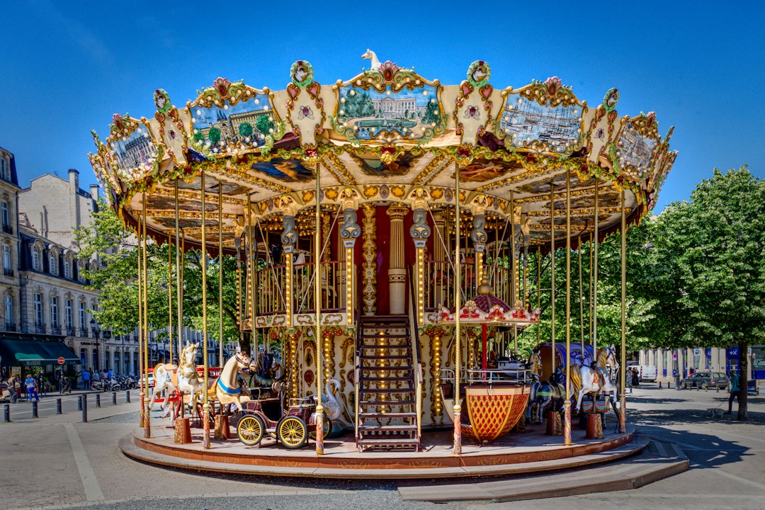 Karussell in einer Stadt – Symbolbild für Volksfeststimmung