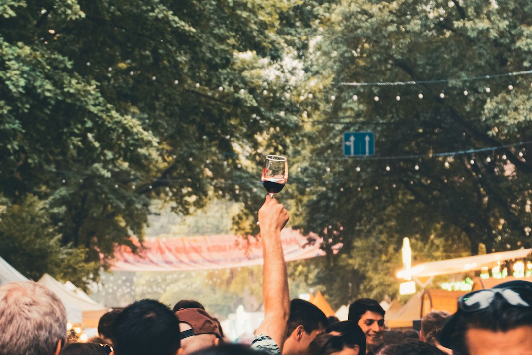 Menschen bei einem Weinfest – Symbolbild für die gesellige Festatmosphäre