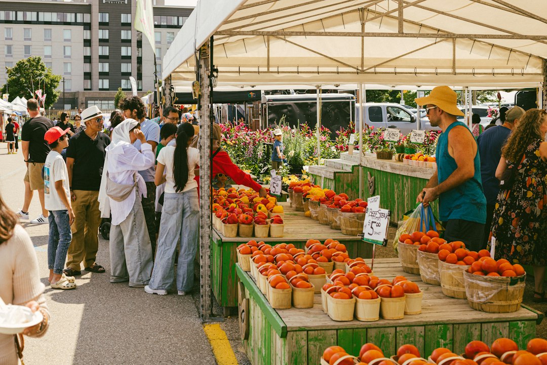 Besucher auf einem Bauernmarkt als Symbolbild für den Herbstmarkt Land und Leute im Maxipark Hamm
