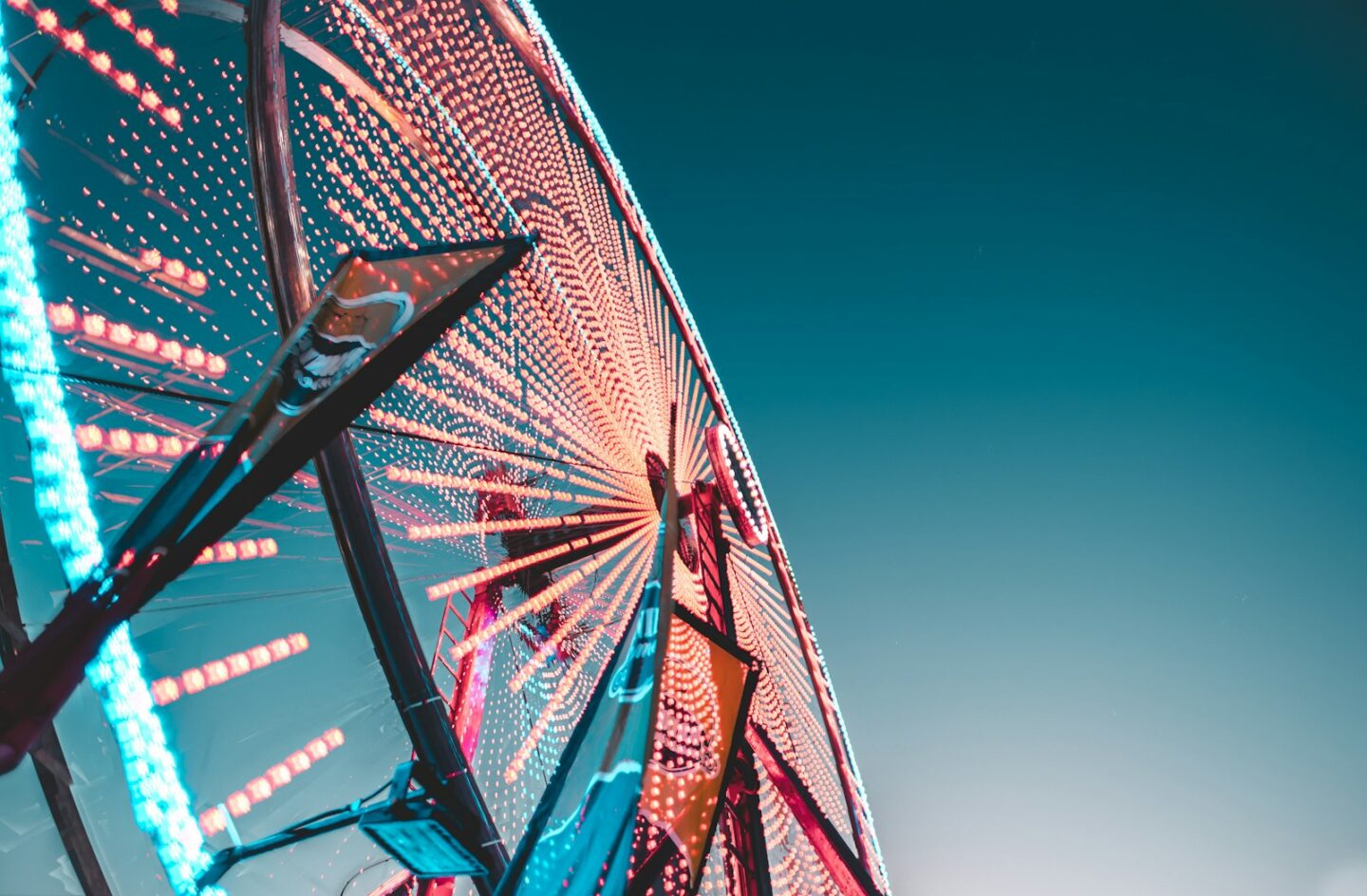 Von unten fotografiertes beleuchtetes Riesenrad am Abend