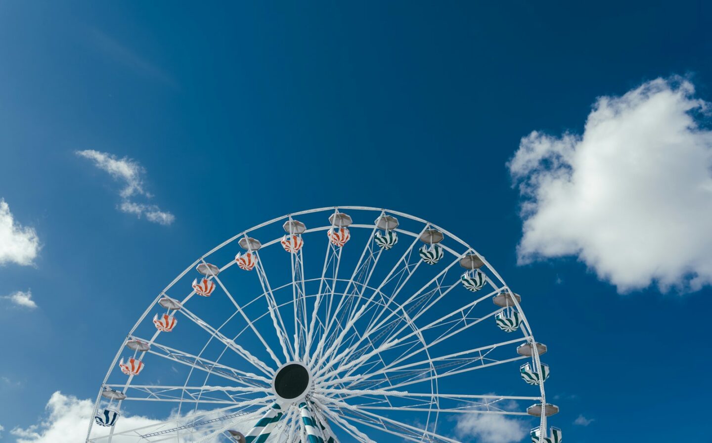 Großes Riesenrad vor blauem Himmel