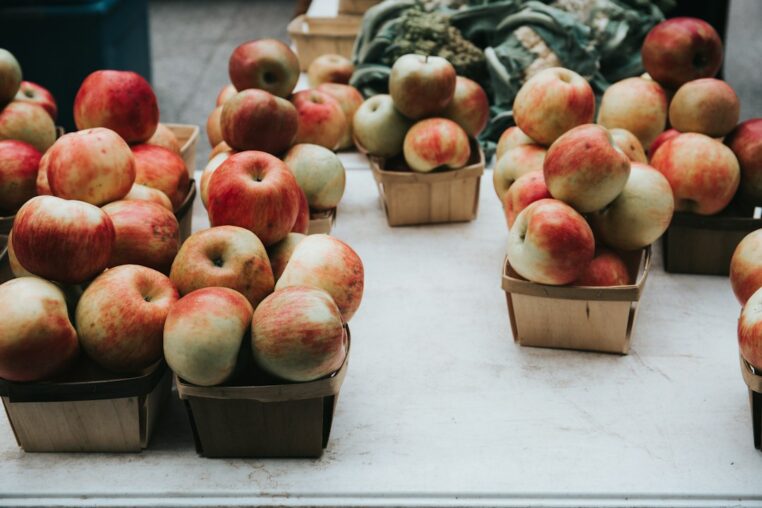 Äpfel auf einem Bauernmarkt – Symbolbild zum Herbst- und Bauernmarkt Lüttringhausen