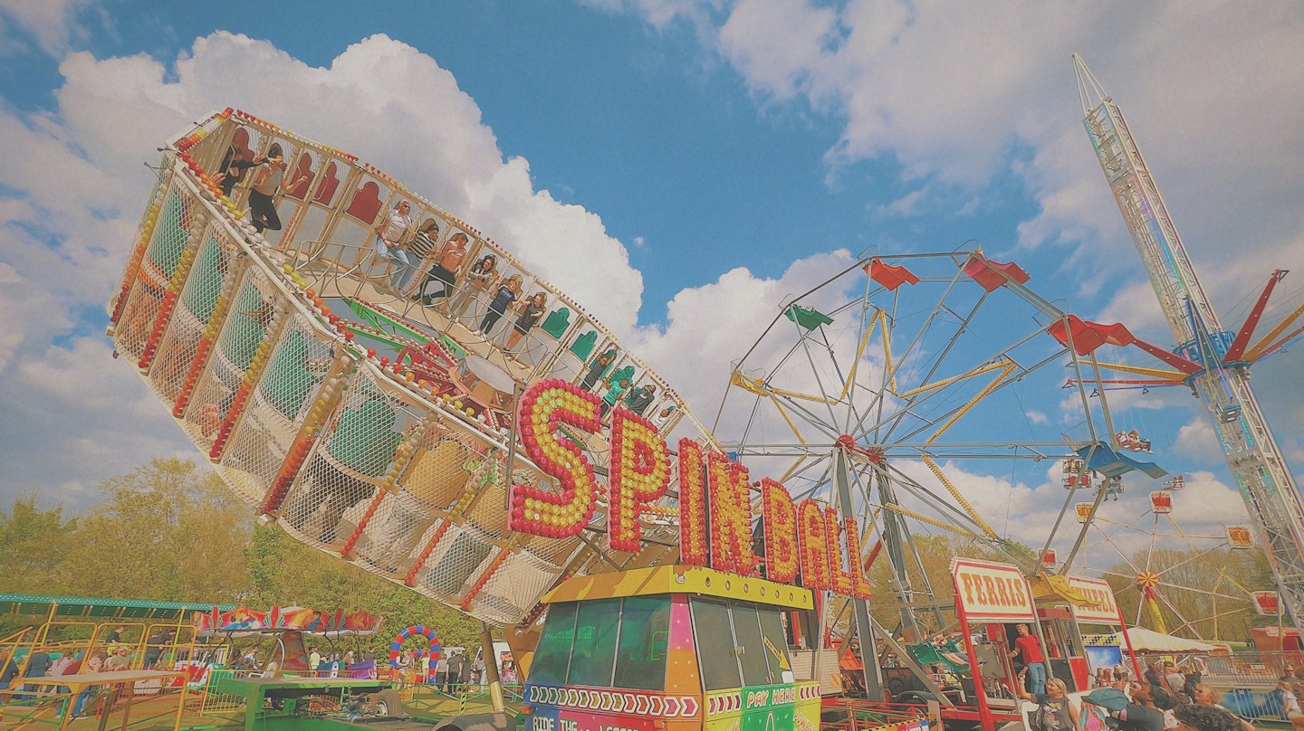 Besucher in einem Fahrgeschäft – Symbolbild für die Michaeliskirmes Gütersloh