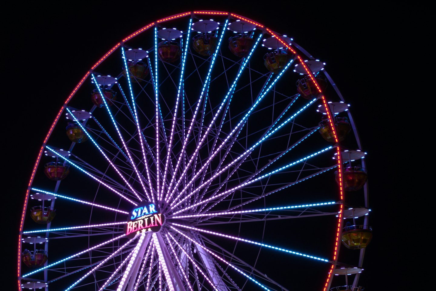 Beleuchtetes Riesenrad bei Nacht – Symbolbild für die Michaeliskirmes Gütersloh