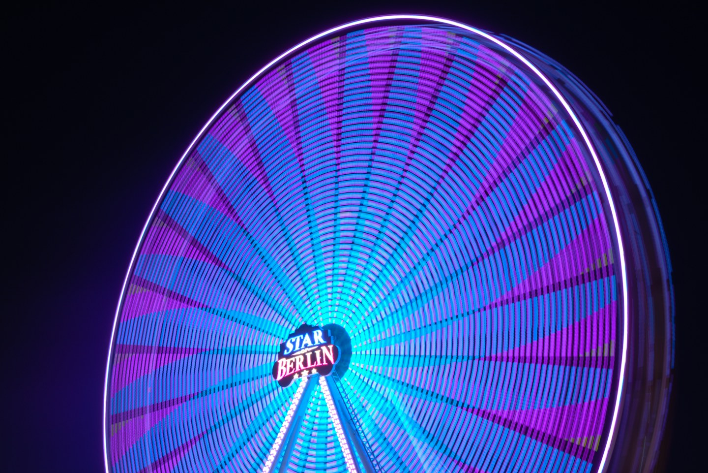 Hell beleuchtetes Riesenrad auf einem Volksfest – Symbolbild für die Michaeliskirmes Gütersloh