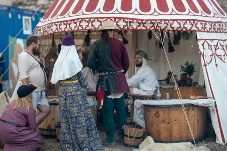 Menschen in historischen Gewandungen an einem Marktstand – Symbolbild für den Michaelismarkt Bottrop