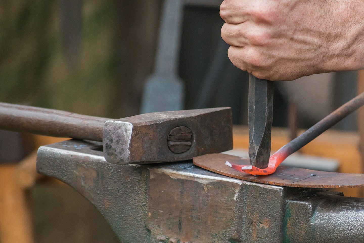 Schmied bearbeitet glühendes Metall – Symbolbild für mittelalterliches Handwerk in Bottrop