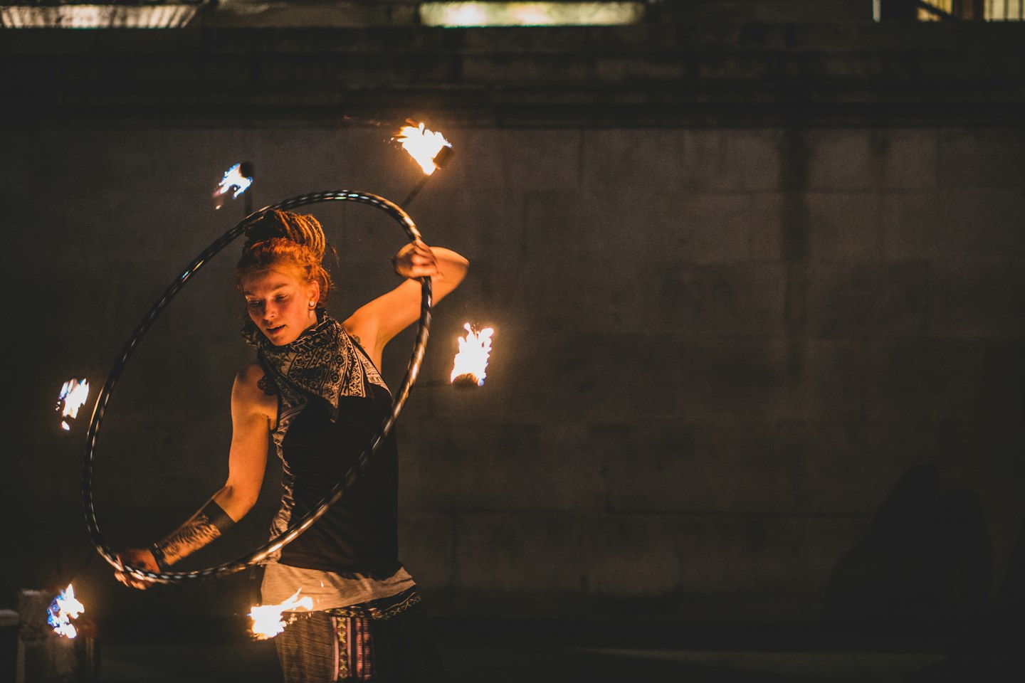Feuerkünstlerin bei einer Feuershow – Symbolbild für den Michaelismarkt Bottrop