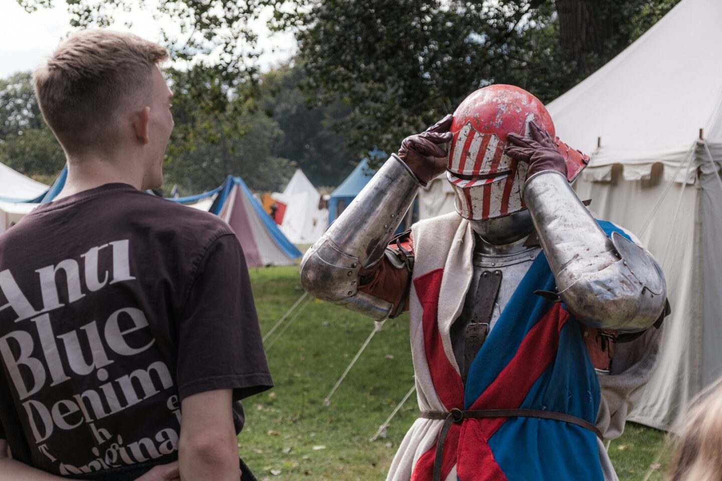 Person im Gespräch mit einem mittelalterlich gerüsteten Darsteller