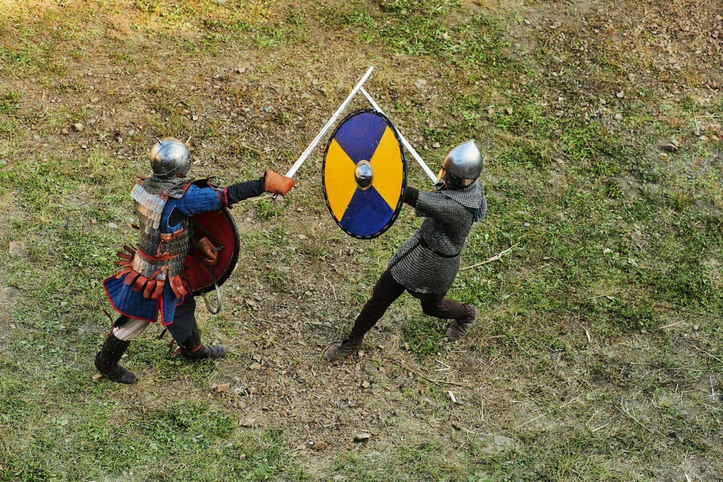Mittelalterlicher Darsteller mit Schild in historischer Gewandung