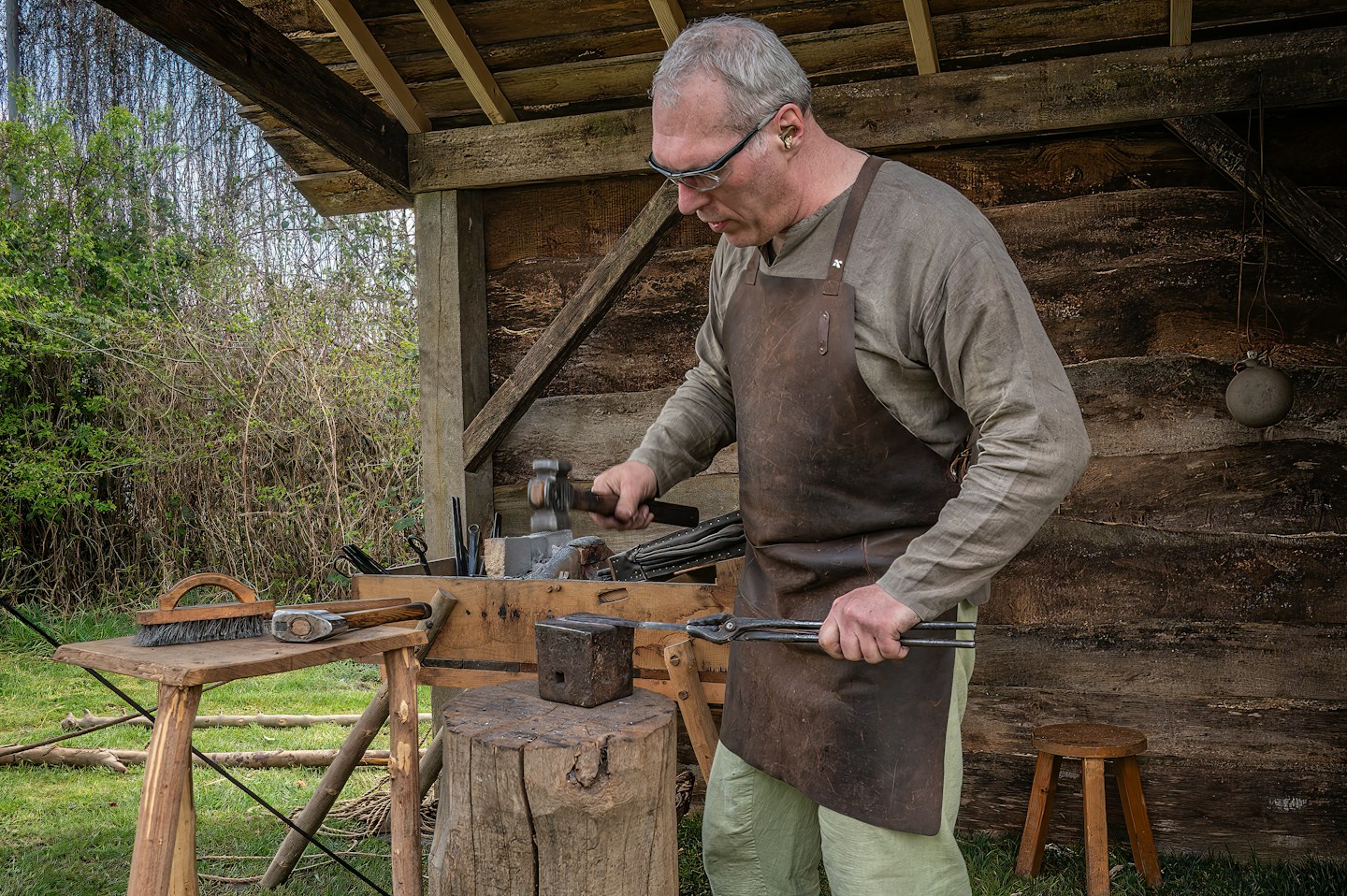 Handwerker an einer Schmiedefeuerstelle – Symbolbild für mittelalterliches Handwerk in Lienen