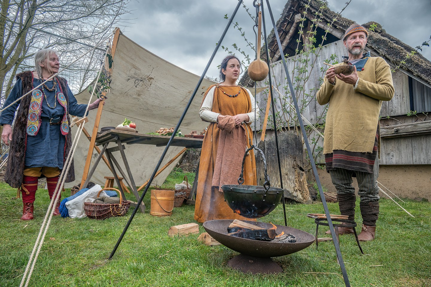Menschen in historischer Kleidung an einem Lagerfeuer – Symbolbild für Lagerleben beim Mittelaltermarkt Lienen