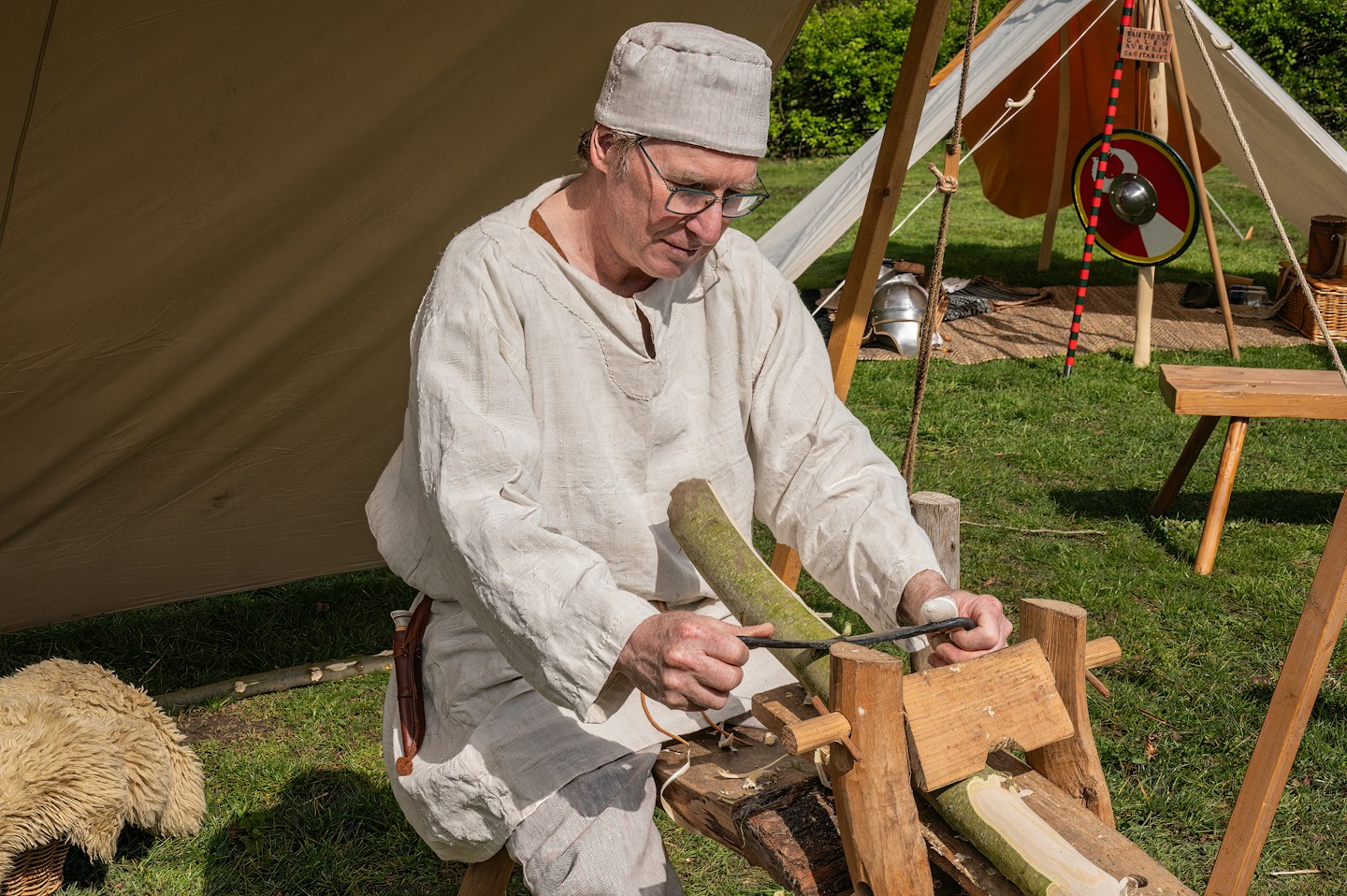 Historisch gekleideter Handwerker beim Drechseln – Symbolbild für den Mittelaltermarkt Lienen