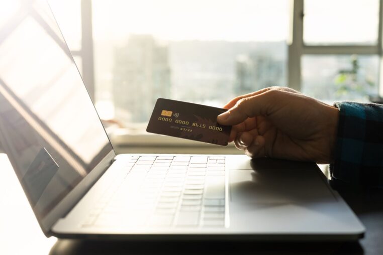 Online-Einkauf am Laptop mit Kreditkarte