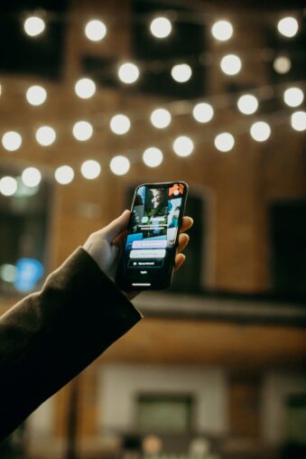 Person hält ein Smartphone in der Hand