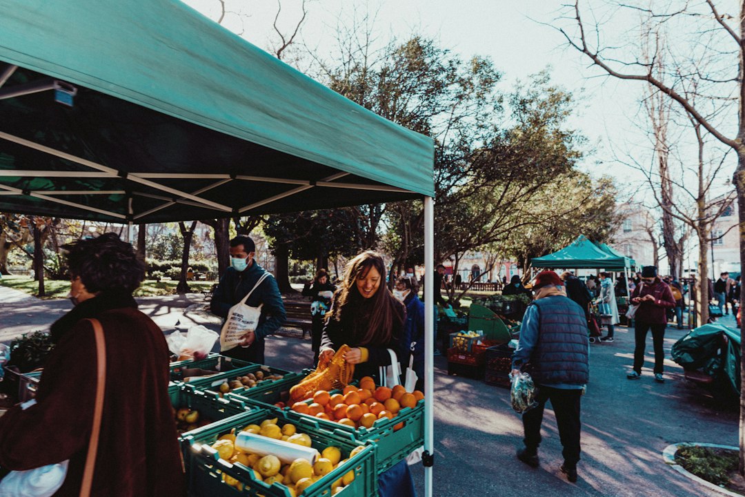 Besucher an einem Obststand – Symbolbild für einen Bauernmarkt