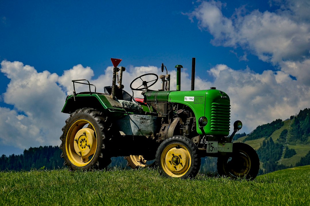 Historischer Traktor auf einem Feld – Symbolbild zu landwirtschaftlichen Oldtimern