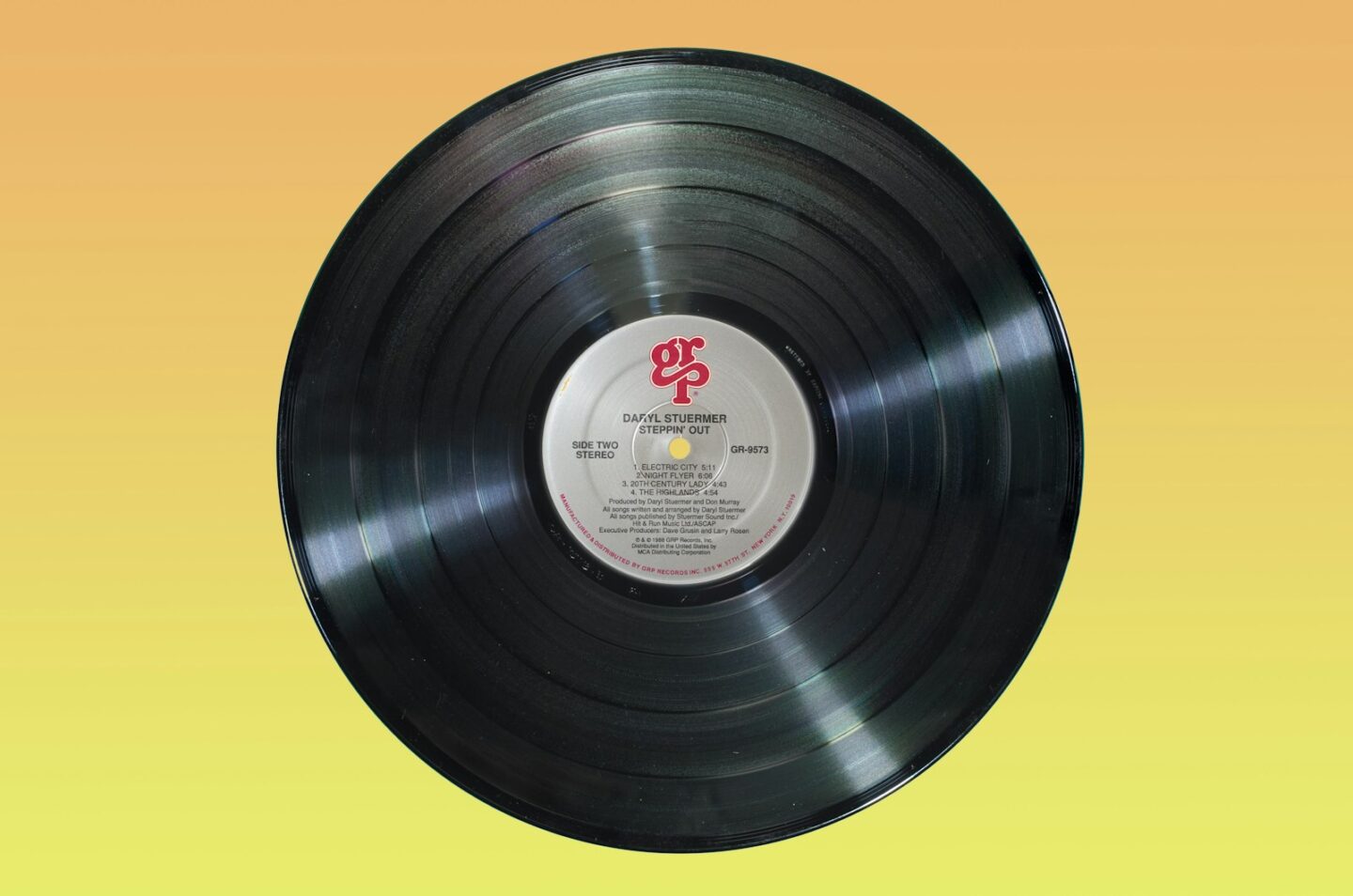 Schwarze Vinyl-Schallplatte auf orangefarbenem Untergrund