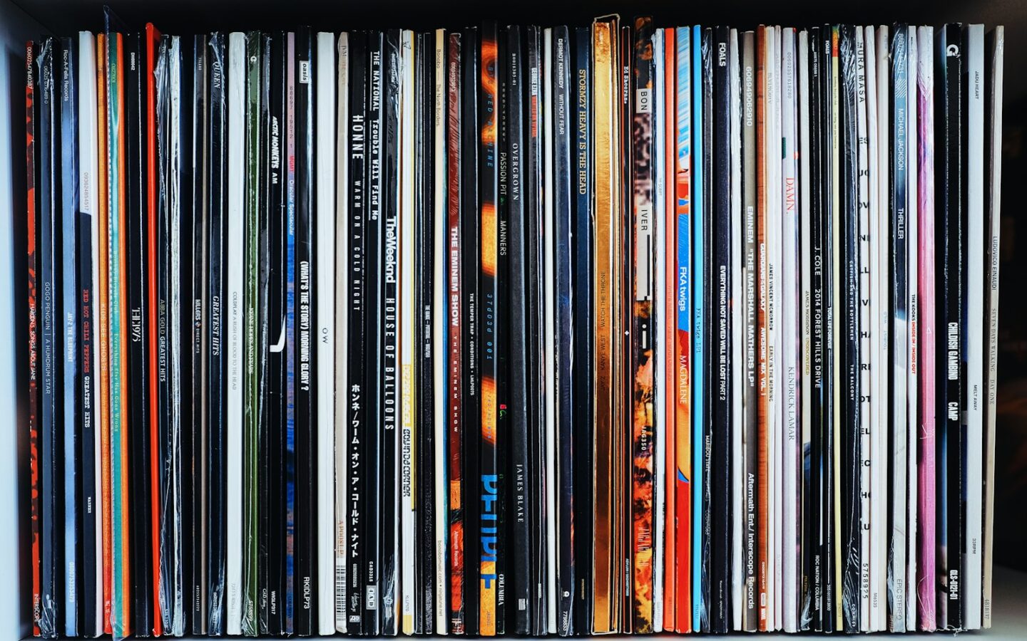 Reihe von Vinyl-Schallplatten in einem Regal