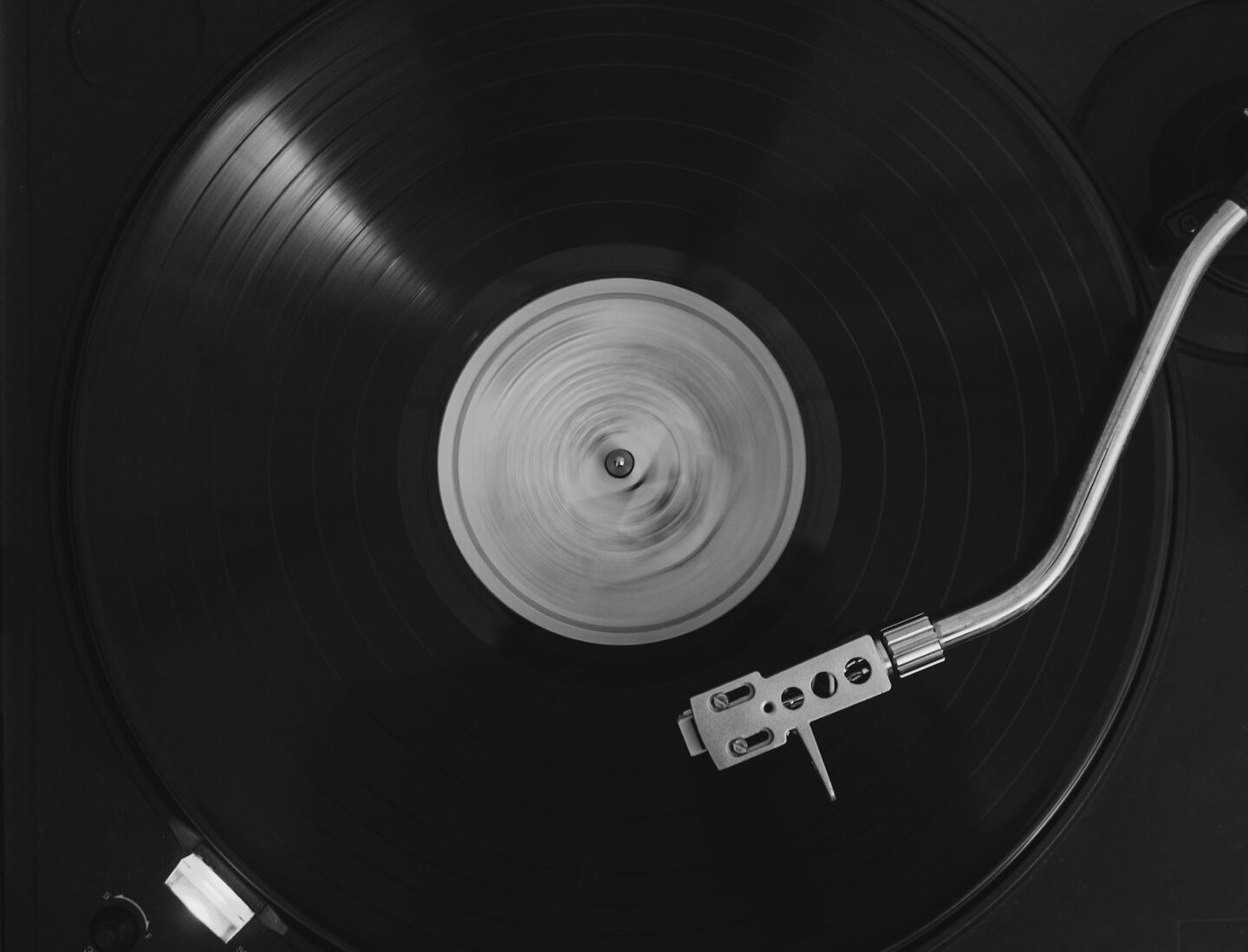 Vinyl-Schallplatte auf einem Plattenspieler mit Tonarm