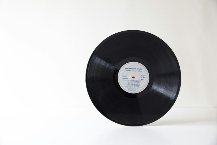 Schwarze Vinyl-Schallplatte auf hellem Untergrund