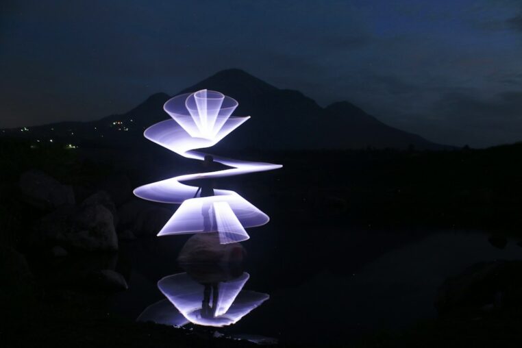 Lichtkunst-Installation bei Nacht als Symbolbild für das Stadtleuchten Kamen 2026