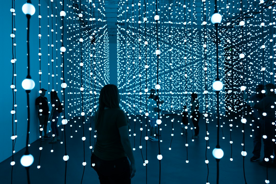 Blaue Lichtinstallation mit Besucherin als Symbolbild für das Stadtleuchten Kamen