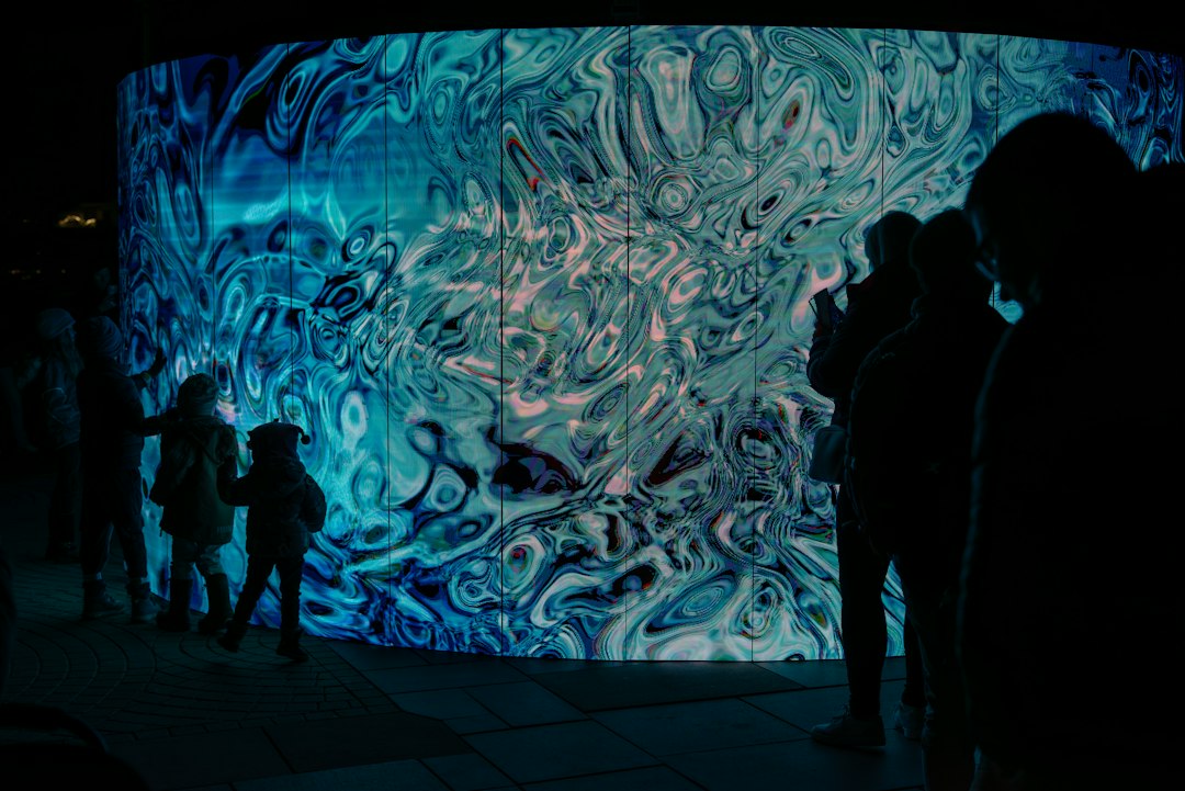 Menschen vor einer Lichtkunst-Installation als Symbolbild für das Stadtleuchten Kamen