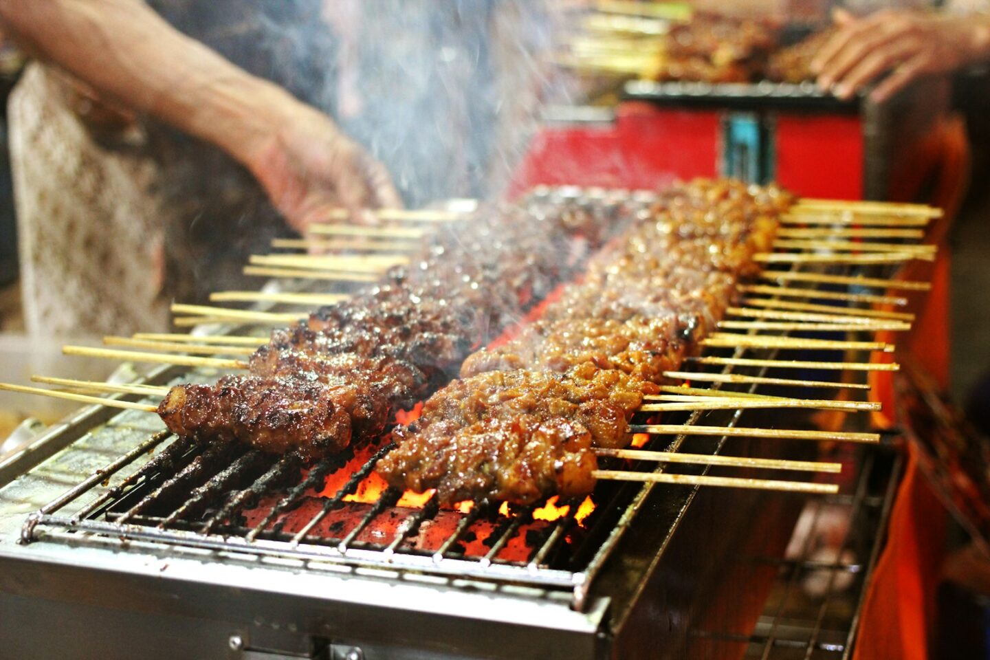 Speisen werden auf einem Holzkohlegrill zubereitet