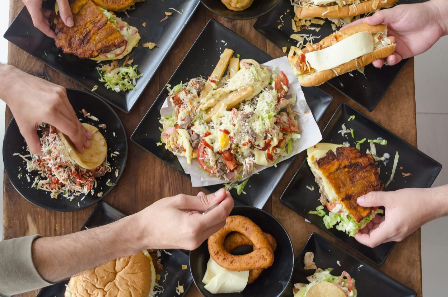Frisch belegtes Street-Food-Sandwich in einer Hand