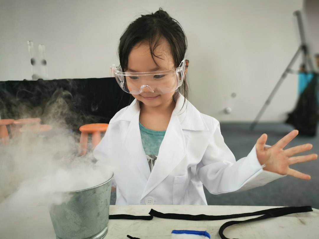 Kind bei einem Experiment mit Schutzbrille