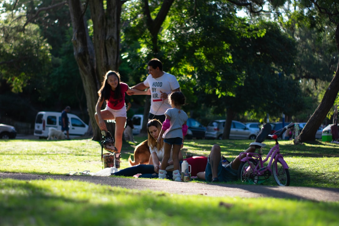 Familien und Freunde gemeinsam auf einer Wiese im Park