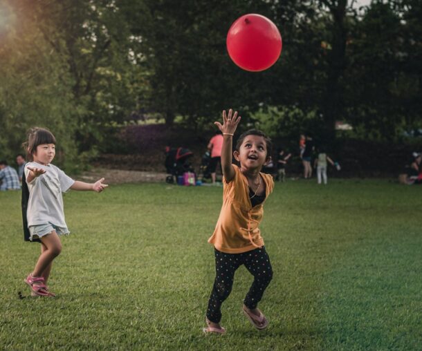 Kinder bei einem bunten Fest im Freien