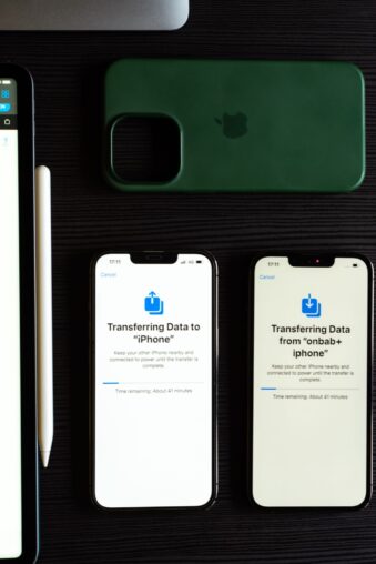 Zwei Smartphones liegen nebeneinander und übertragen Daten