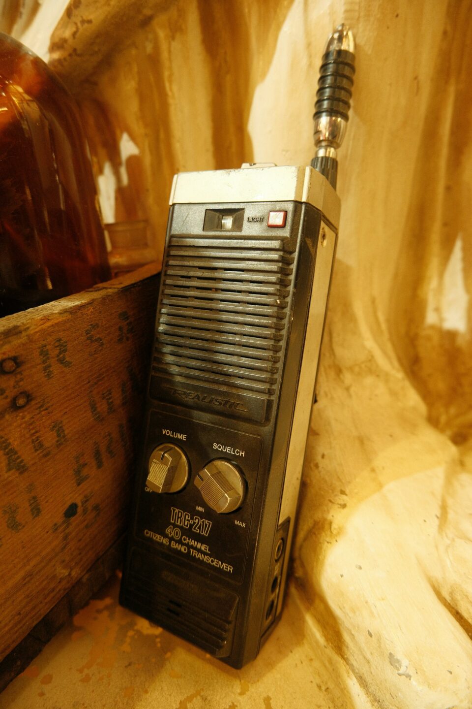 Historisches Sprechfunkgerät mit Antenne und Bedienelementen als Symbolbild für Amateurfunk