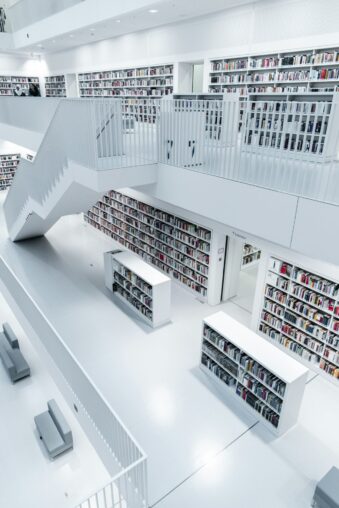 Helle moderne Bibliothek mit vielen Bücherregalen