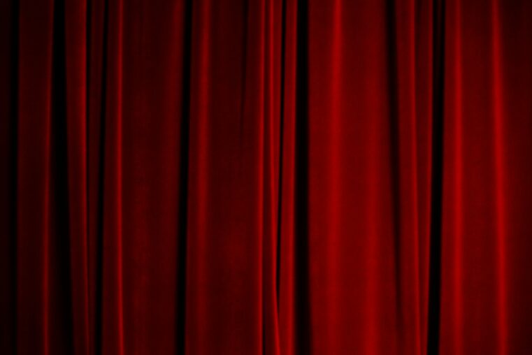 Roter Samtvorhang auf einer Theaterbühne