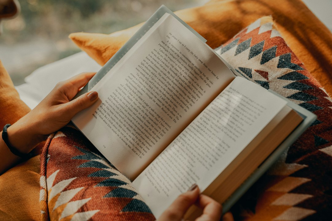 Person beim Lesen eines Buches – Symbolbild