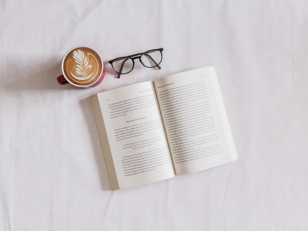 Buch mit Brille und Kaffee – Symbolbild für einen Leseabend
