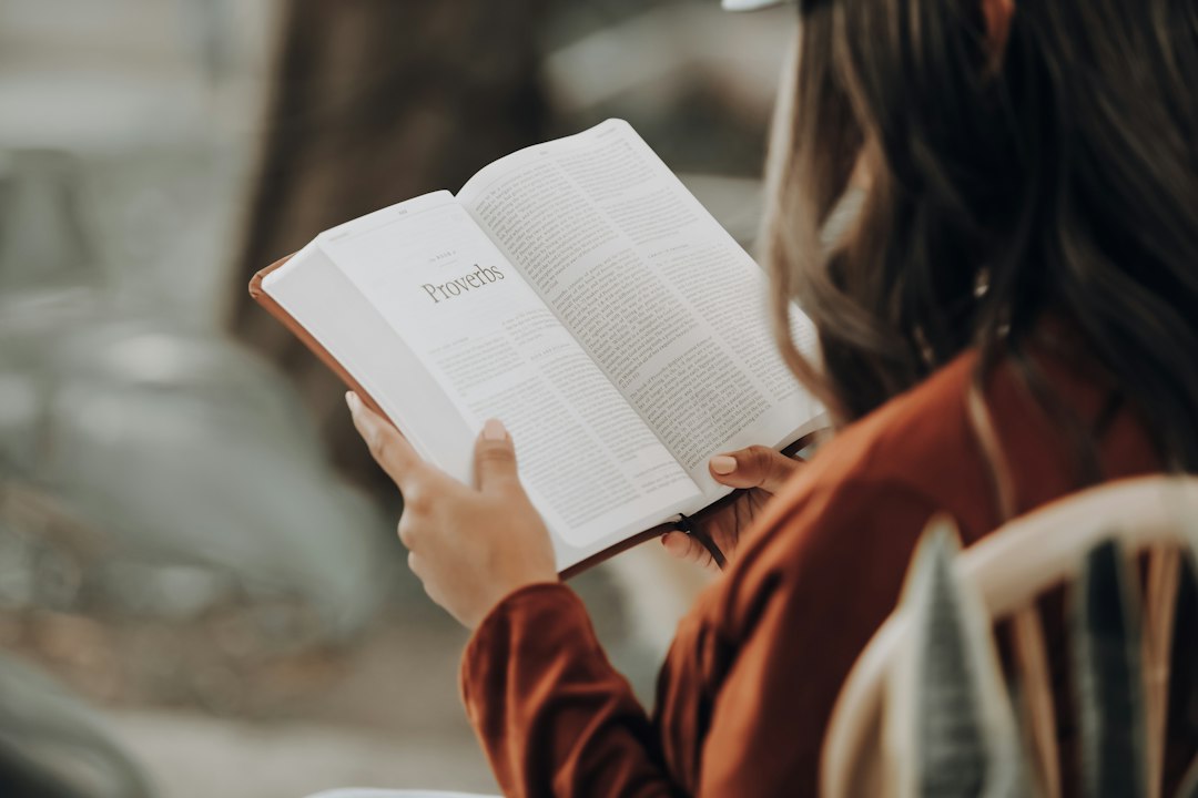 Junge Frau liest ein Buch – Symbolbild für Jugendthriller