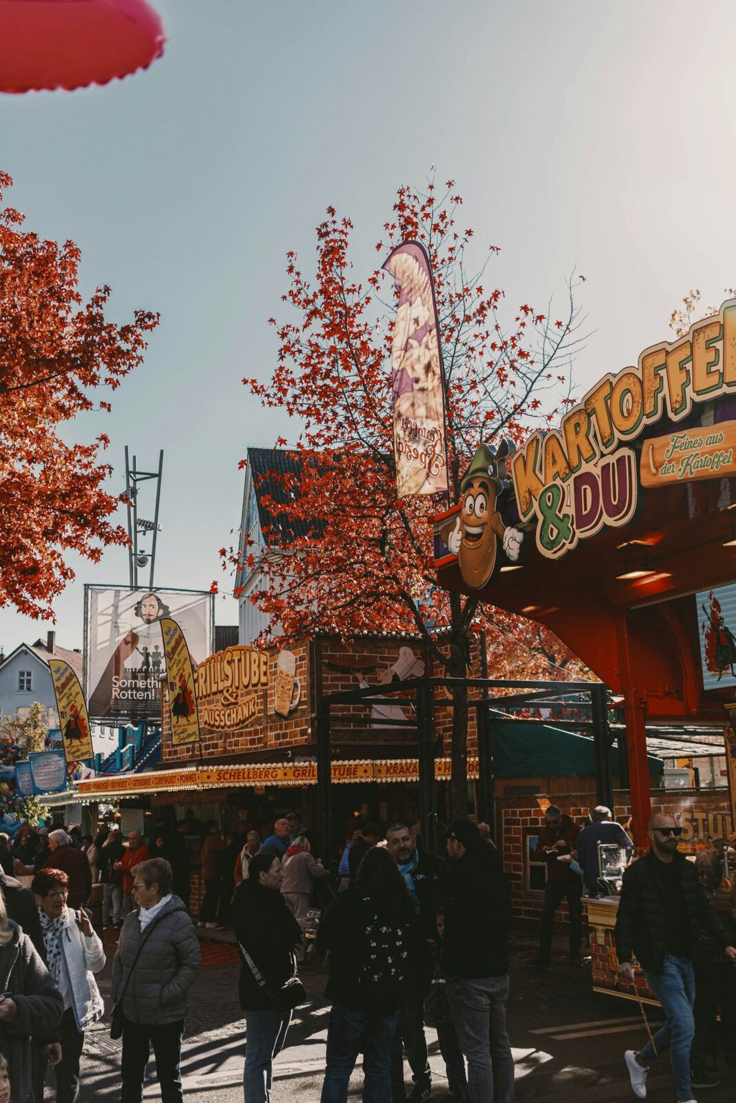 Besucher auf einem lebhaften herbstlichen Markt als Symbolbild für das Urdenbacher Erntedankfest